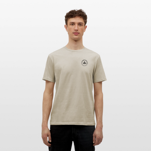 Hungry Collective Lake Days T-Shirt: Männer - Sandbeige