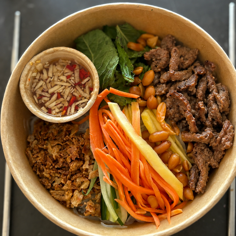 Vietnamesische Bún Bowl mit Rindfleisch