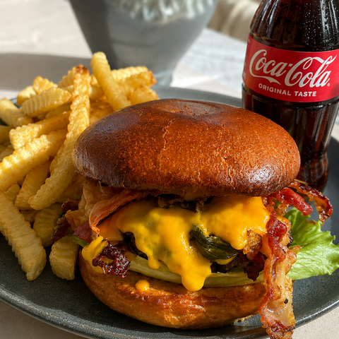 Menü: Deluxe Burger, Pommes & Softdrink