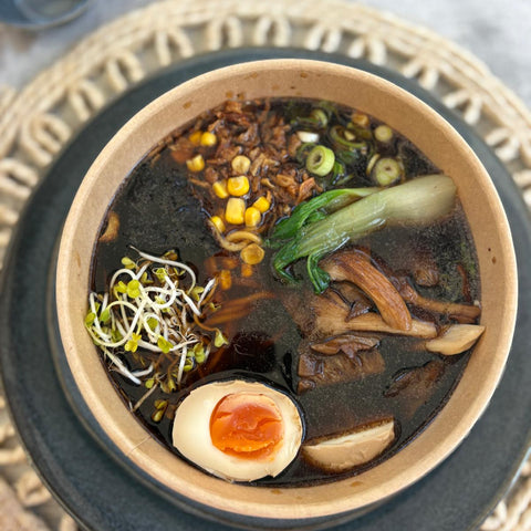 Black Garlic Ramen mit Austernpilzen